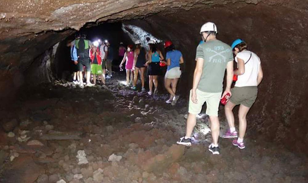 Trekking urbain et en nature à Catane: Grottes volcaniques, Histoire et mythes-image-9