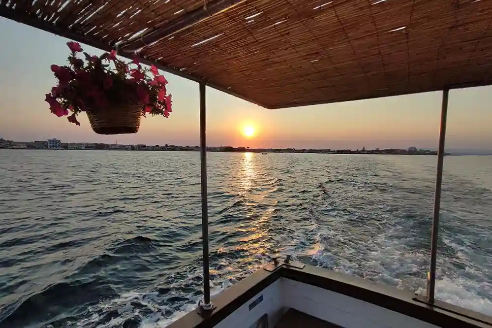 Apéritif en bateau et coucher de soleil en Sicile à Marzamemi, province de Syracuse-image-4