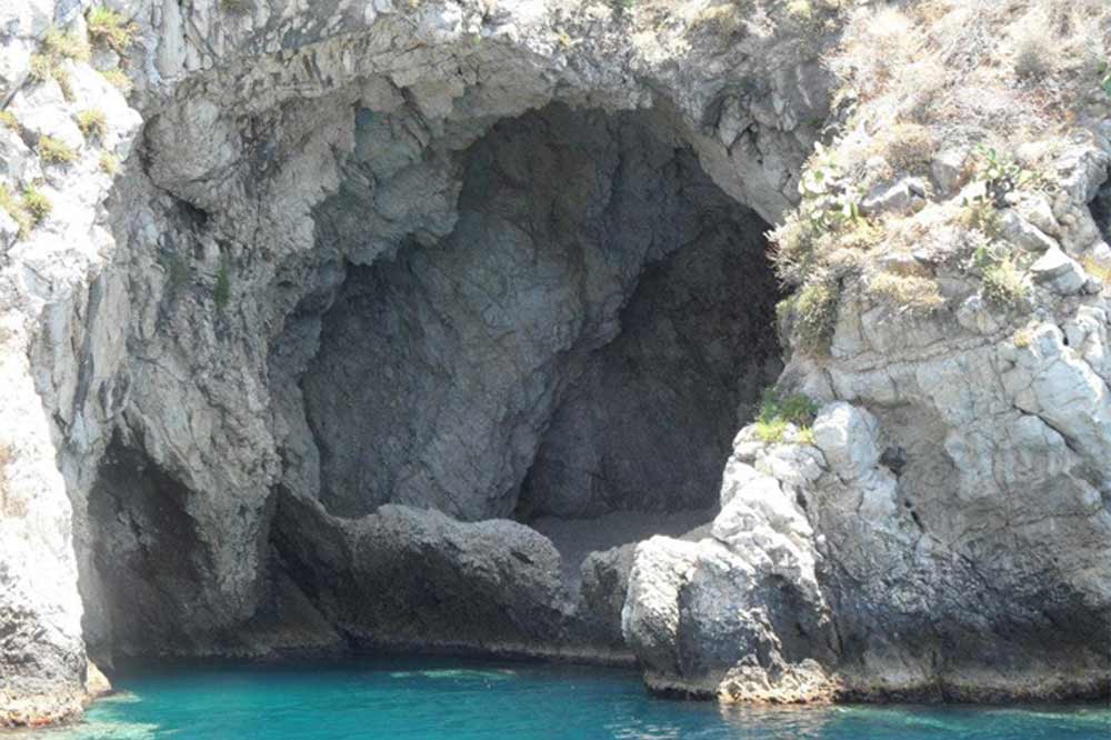 Giro in barca a Taormina: da Isola Bella alla Grotta Azzurra con aperitivo a bordo-image-8