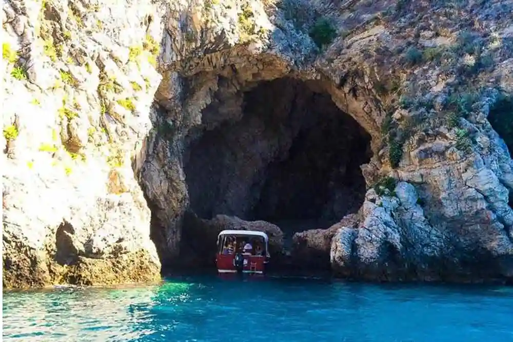 Giro in barca a Taormina: da Isola Bella alla Grotta Azzurra-image-6