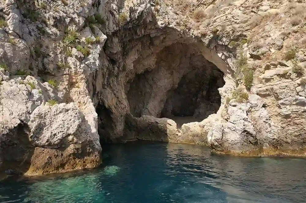 Giro in barca a Taormina: da Isola Bella alla Grotta Azzurra-image-5