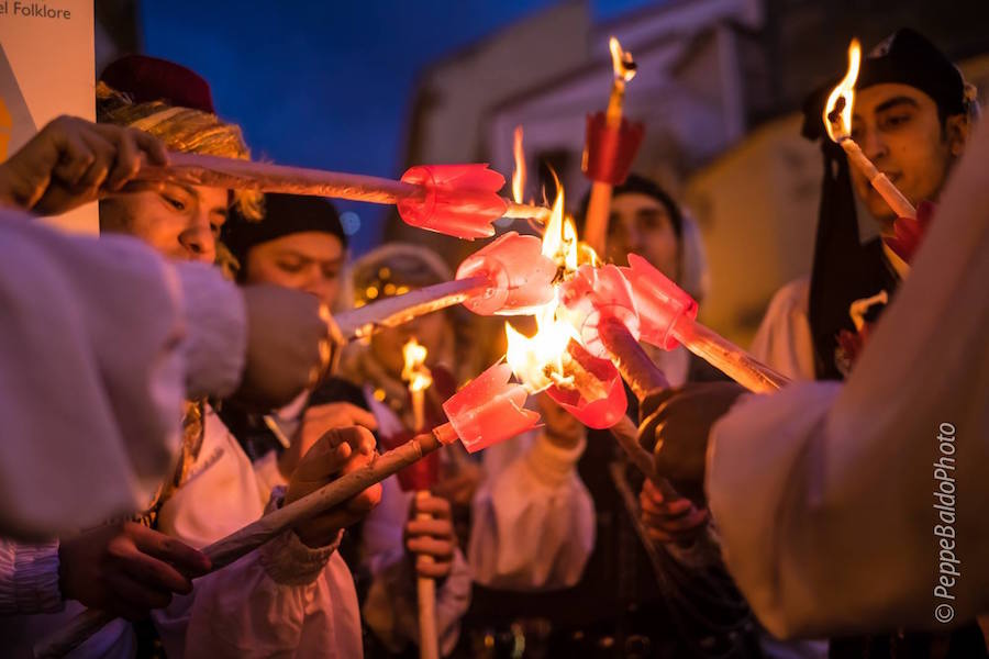 sagra mandorlo in fiore fiaccole