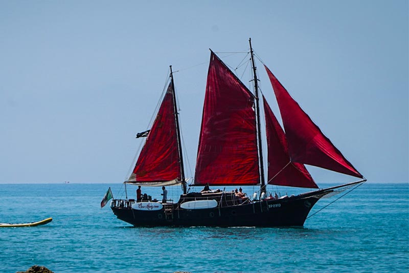 escursione in barca a vela scala turchi