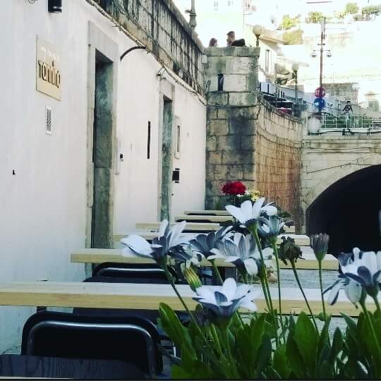 Turisti in Sicilia coccolati con vino